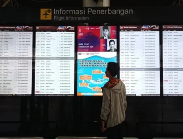 Info penerbangan di SMB II, Palembang. (Foto: Toriq Abdullah/Urban Id)