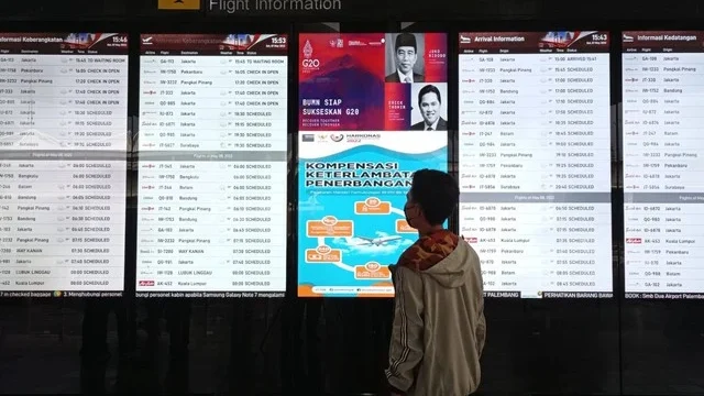 Info penerbangan di SMB II, Palembang. (Foto: Toriq Abdullah/Urban Id)