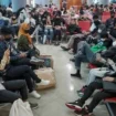 Ratusan penumpang yang menumpuk di ruang tunggu Bandara Sultan Mahmud Badaruddin II Palembang (9/9/2025), Foto: abp/Urban Id