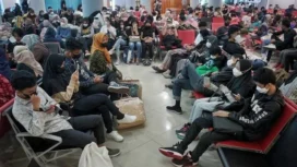 Ratusan penumpang yang menumpuk di ruang tunggu Bandara Sultan Mahmud Badaruddin II Palembang (9/9/2025), Foto: abp/Urban Id
