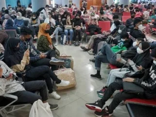 Ratusan penumpang yang menumpuk di ruang tunggu Bandara Sultan Mahmud Badaruddin II Palembang (9/9/2025), Foto: abp/Urban Id