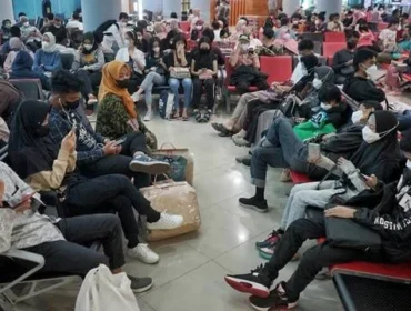 Ratusan penumpang yang menumpuk di ruang tunggu Bandara Sultan Mahmud Badaruddin II Palembang (9/9/2025), Foto: abp/Urban Id