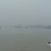 Kondisi Jembatan Ampera yang tertutup kabut asap, Kamis (1/10/2026). Foto : Urban Id