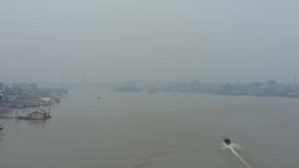 Kondisi Jembatan Ampera yang tertutup kabut asap, Kamis (1/10/2026). Foto : Urban Id