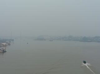 Kondisi Jembatan Ampera yang tertutup kabut asap, Kamis (1/10/2026). Foto : Urban Id