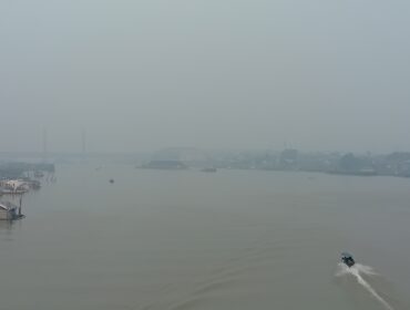 Kondisi Jembatan Ampera yang tertutup kabut asap, Kamis (1/10/2026). Foto : Urban Id