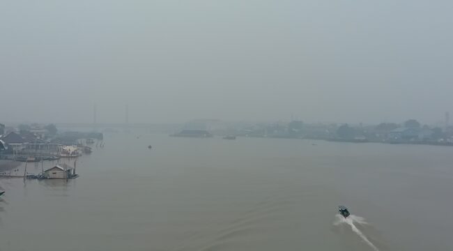 Kondisi Jembatan Ampera yang tertutup kabut asap, Kamis (1/10/2026). Foto : Urban Id