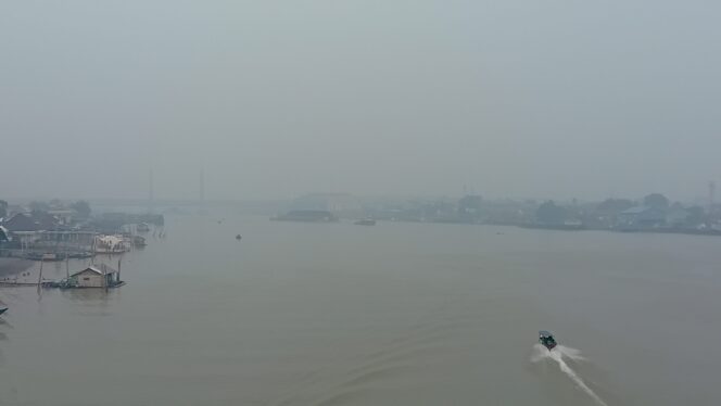 
Kondisi Jembatan Ampera yang tertutup kabut asap, Kamis (1/10/2026). Foto : Urban Id