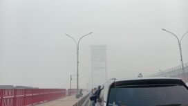 Jembatan Ampera tertutup kabut asap karhutla, Kamis (22/10/2026). Foto : Urban Id