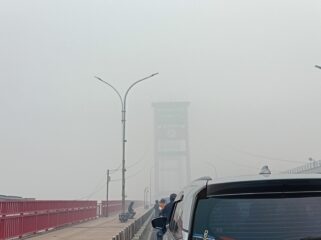 Jembatan Ampera tertutup kabut asap karhutla, Kamis (22/10/2026). Foto : Urban Id