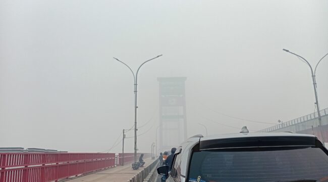 Jembatan Ampera tertutup kabut asap karhutla, Kamis (22/10/2026). Foto : Urban Id