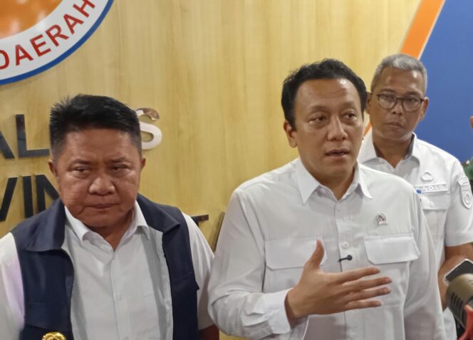 
Gubernur Sumsel Herman Deru saat mendampingi Wakil Menteri Lingkungan Hidup (Mawen LH) Diaz Faisal Malik Hendropriyono di Palembang. Foto : Abdullah Toriq/Urban Id