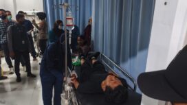 Wartawan Tribun Sumsel, Rahmat hendak dirawat usai dianiaya. Foto : Istimewa