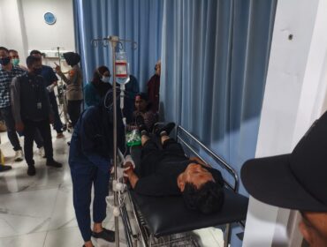 Wartawan Tribun Sumsel, Rahmat hendak dirawat usai dianiaya. Foto : Istimewa