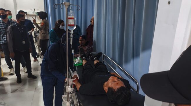 Wartawan Tribun Sumsel, Rahmat hendak dirawat usai dianiaya. Foto : Istimewa