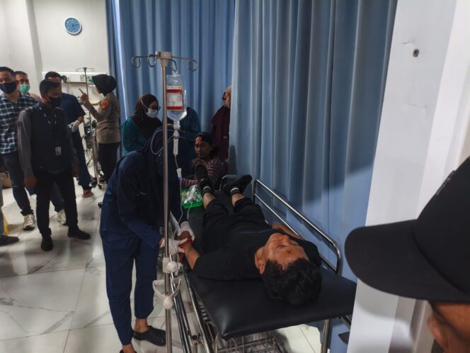 
Wartawan Tribun Sumsel, Rahmat hendak dirawat usai dianiaya. Foto : Istimewa