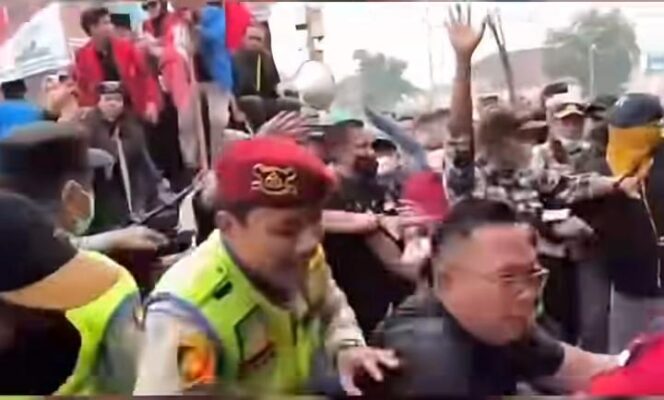 
Dua Jurnalis Jadi Korban Bentrokan di Polda Sumsel, Polisi Amankan Pria Bawa Sajam