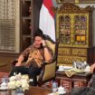 Gubernur Sumsel Herman Deru saat menelpon Menhut Raja Juli di Griya Agung Palembang. Foto : Istimewa