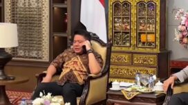 Gubernur Sumsel Herman Deru saat menelpon Menhut Raja Juli di Griya Agung Palembang. Foto : Istimewa