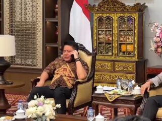 Gubernur Sumsel Herman Deru saat menelpon Menhut Raja Juli di Griya Agung Palembang. Foto : Istimewa