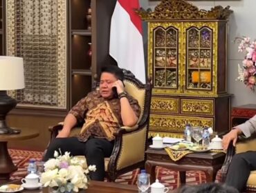 Gubernur Sumsel Herman Deru saat menelpon Menhut Raja Juli di Griya Agung Palembang. Foto : Istimewa