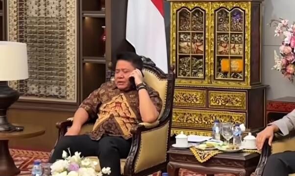 Gubernur Sumsel Herman Deru saat menelpon Menhut Raja Juli di Griya Agung Palembang. Foto : Istimewa