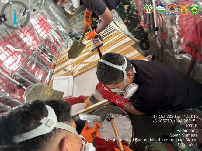 
7,2 Ton Dry Ice Disemai di Langit Sumsel untuk Urai Kabut Asap