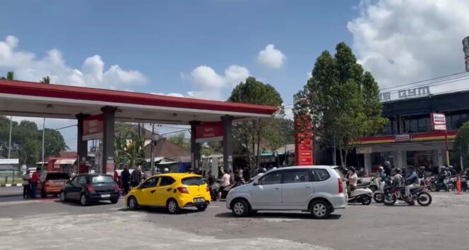 
Antrean Pengisian BBM di SPBU Bali Berkurang, Pertamina Patra Niaga Pastikan Stok Tersedia