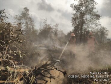 Suasana pemadaman yang dilakukan Manggala Agni di Tulung Selapan, OKI Foto : Manggala Agni