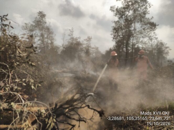 
Suasana pemadaman yang dilakukan Manggala Agni di Tulung Selapan, OKI Foto : Manggala Agni