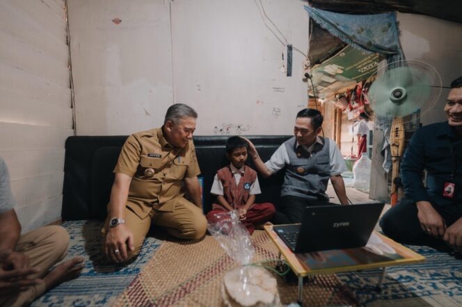 
Tak Boleh Tertinggal saat PJJ: Siswa Desil 1 di 1 Ulu Palembang Dipinjami Laptop dan Kuota
