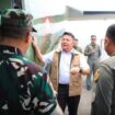 Gubernur Sumsel Herman Deru saat meninjau pesawat yang digunakan untuk operasi penyemaian dry ice di Pangkalan TNI Angkatan Udara (Lanud) Sri Mulyono Herlambang Palembang, Selasa (20/10/2026). Foto : Humas Pemprov Sumsel