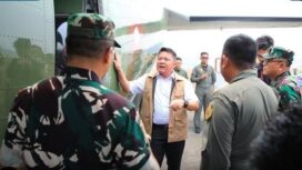 Gubernur Sumsel Herman Deru saat meninjau pesawat yang digunakan untuk operasi penyemaian dry ice di Pangkalan TNI Angkatan Udara (Lanud) Sri Mulyono Herlambang Palembang, Selasa (20/10/2026). Foto : Humas Pemprov Sumsel