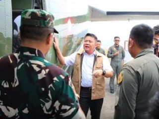 Gubernur Sumsel Herman Deru saat meninjau pesawat yang digunakan untuk operasi penyemaian dry ice di Pangkalan TNI Angkatan Udara (Lanud) Sri Mulyono Herlambang Palembang, Selasa (20/10/2026). Foto : Humas Pemprov Sumsel