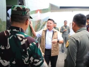 Gubernur Sumsel Herman Deru saat meninjau pesawat yang digunakan untuk operasi penyemaian dry ice di Pangkalan TNI Angkatan Udara (Lanud) Sri Mulyono Herlambang Palembang, Selasa (20/10/2026). Foto : Humas Pemprov Sumsel