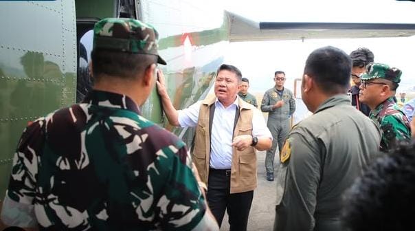 Gubernur Sumsel Herman Deru saat meninjau pesawat yang digunakan untuk operasi penyemaian dry ice di Pangkalan TNI Angkatan Udara (Lanud) Sri Mulyono Herlambang Palembang, Selasa (20/10/2026). Foto : Humas Pemprov Sumsel