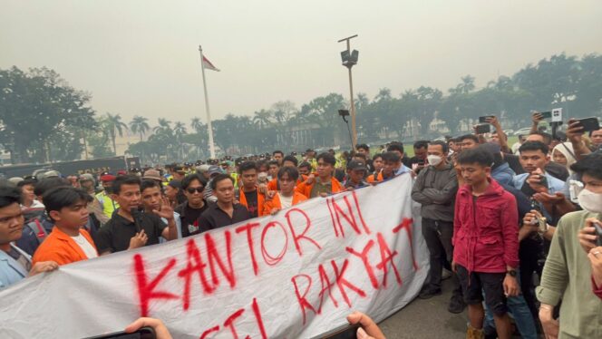 
Gagal Temui Herman Deru, Mahasiswa Segel Kantor Gubernur dan Nyatakan Mosi Tidak Percaya