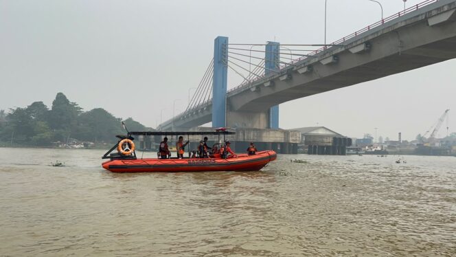 
Hendak Melihat Anak Menyelam Cari Barang Antik, Lansia Hilang di Sungai Musi