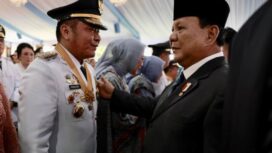 Gubernur Sumsel Herman Deru menerima ucapan selamat secara langsung dari Presiden Prabowo Subianto usai acara pelantikan kepala daerah serentak di Istana Negara, Jakarta, Kamis (20/2). Foto: Humas Pemprov Sumsel