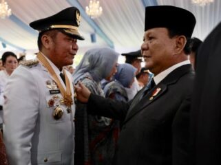 Gubernur Sumsel Herman Deru menerima ucapan selamat secara langsung dari Presiden Prabowo Subianto usai acara pelantikan kepala daerah serentak di Istana Negara, Jakarta, Kamis (20/2). Foto: Dokumentasi Humas Sumsel