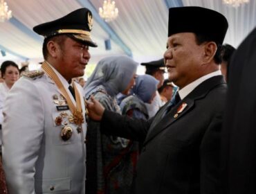 Gubernur Sumsel Herman Deru menerima ucapan selamat secara langsung dari Presiden Prabowo Subianto usai acara pelantikan kepala daerah serentak di Istana Negara, Jakarta, Kamis (20/2). Foto: Dokumentasi Humas Sumsel