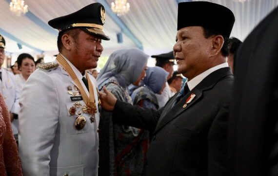Gubernur Sumsel Herman Deru menerima ucapan selamat secara langsung dari Presiden Prabowo Subianto usai acara pelantikan kepala daerah serentak di Istana Negara, Jakarta, Kamis (20/2). Foto: Dokumentasi Humas Sumsel
